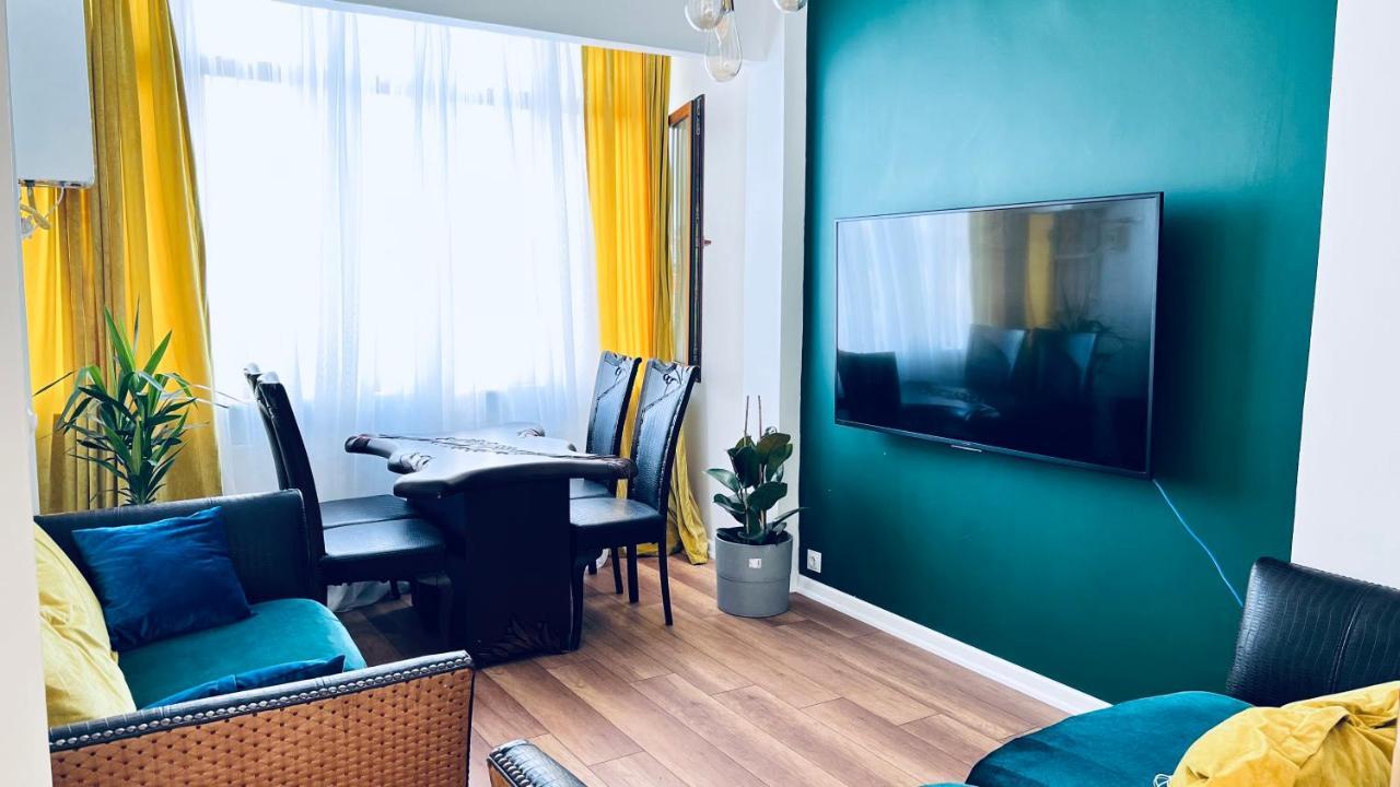 New Renovated 3 Bedroom 2 Bathroom Laleli Apartament